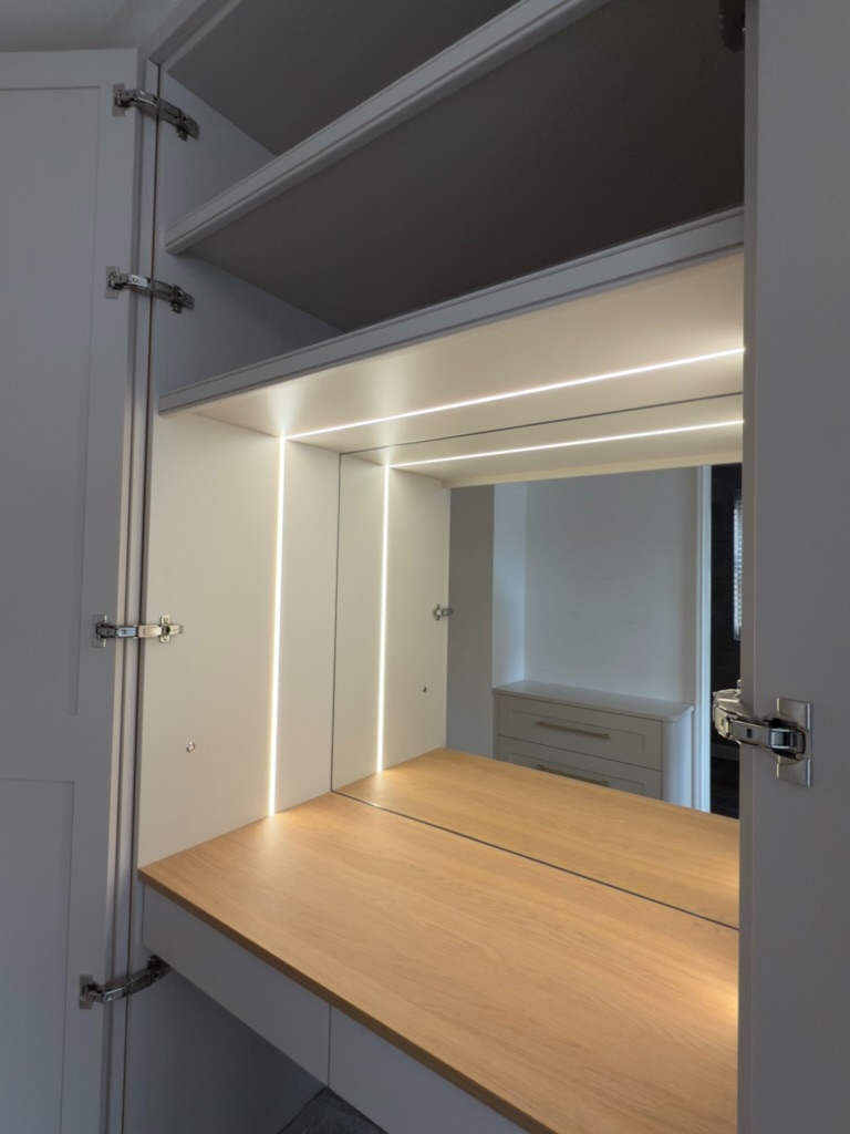 Built-in dressing table with LED mirror lighting and oak surface